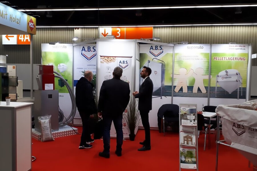 Beratung von Kunden auf dem Messestand durch ein persönliches Gespräch