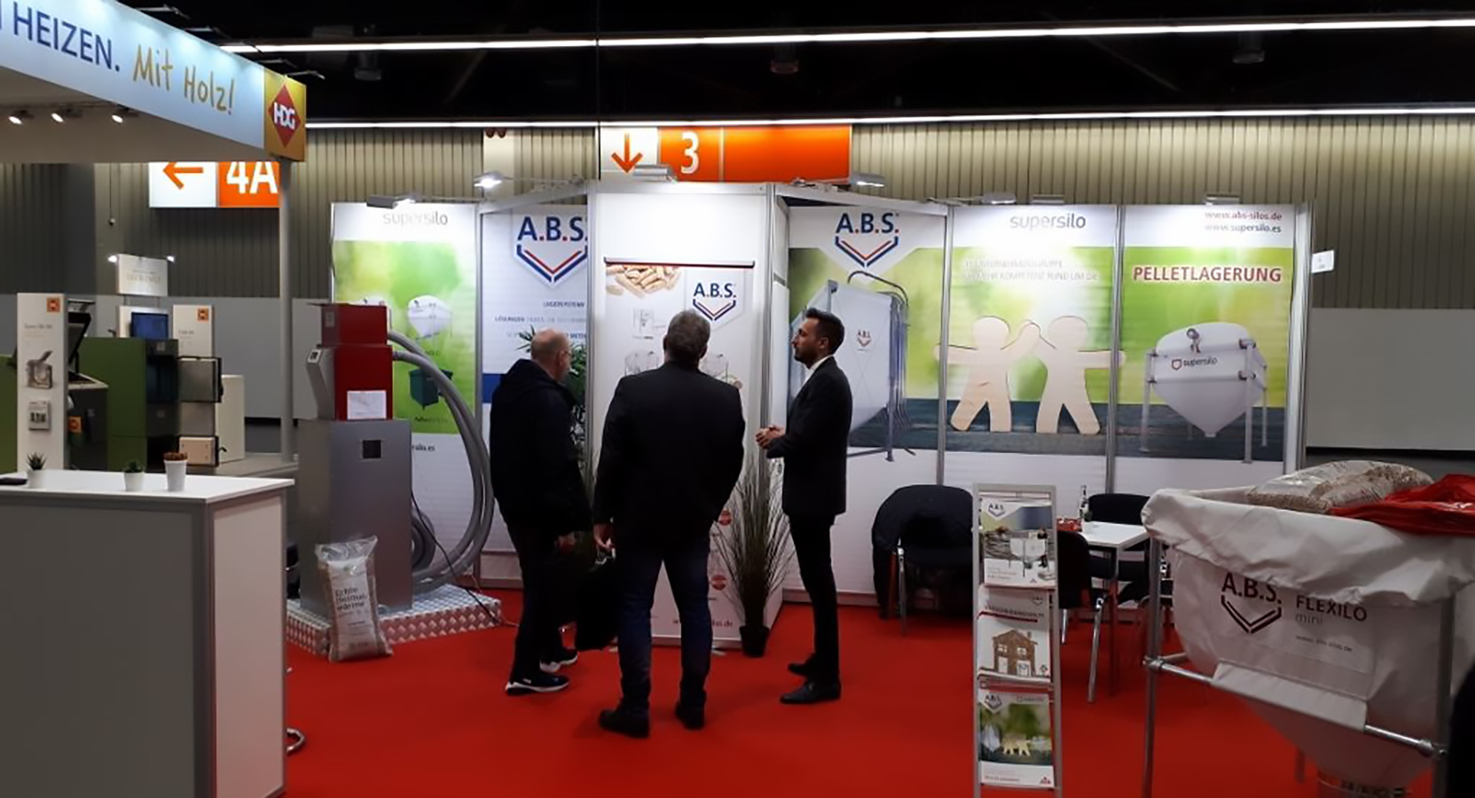Beratung von Kunden auf dem Messestand durch ein persönliches Gespräch